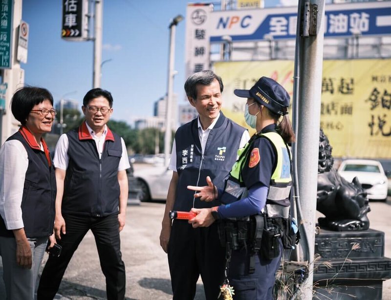 為改善內湖科學園區交通問題，台北市警察局長李西河（右2）近日率領分局長於尖峰時段實際搭車視察，並研擬提出5項策略、4大方向，盼紓解內科聯外交通。（台北市警察局提供）中央社記者黃麗芸傳真 113年7月10日