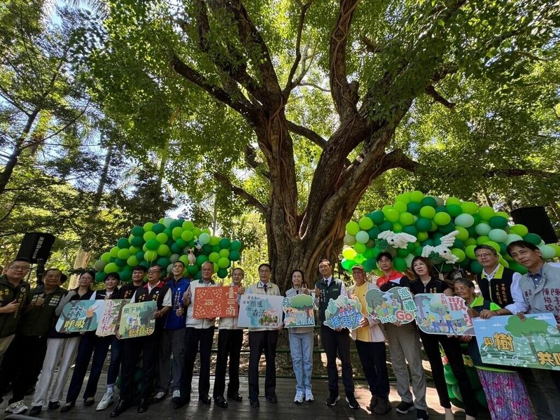 「台南400城市植感好森活」老樹巡禮活動10日在台南公園開跑，7月到9月將舉辦5大主題、15場次巡迴，邀請民眾參與。（台南市政府提供）中央社記者張榮祥台南傳真  113年7月10日