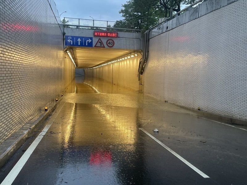 大台北地區10日午後降下滂沱大雨，多處路段因雨水宣洩不及發生積淹水，信義路5段的車行地下道也一度因深達50公分的積水禁止通行。（台北市政府提供）中央社記者陳昱婷傳真 113年7月10日