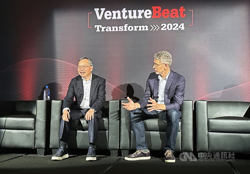 美超微（Supermicro）執行長梁見後（左）首度出席舊金山科技網站VentureBeat年度峰會，討論AI應用推動液冷技術成長的趨勢。中央社記者張欣瑜舊金山攝  113年7月10日
