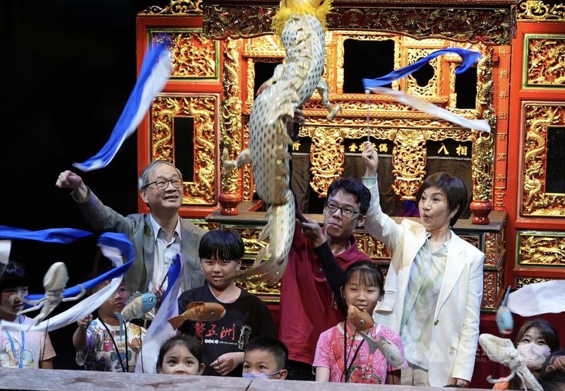 文化部10日在台北舉辦「請囡仔來看戲」2024兒童戲曲巡演起跑記者會,文化部長李遠(後左)與唐美雲歌仔戲團團長唐美雲(後右)在台北木偶劇團演出時,與小朋友一起上台參與演出。中央社記者徐肇昌攝 113年7月10日