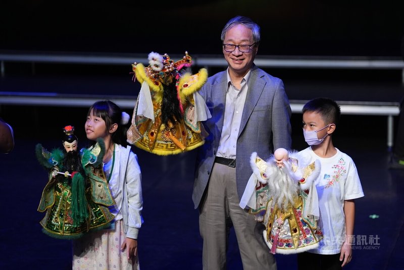 文化部10日在台北舉辦「請囡仔來看戲」2024兒童戲曲巡演起跑記者會,文化部長李遠(中)與小朋友一起操作戲偶,開心互動。中央社記者徐肇昌攝 113年7月10日