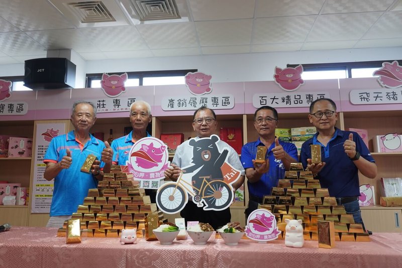台中市大安區農會攜手參山國家風景區管理處,與台灣觀光大使「喔熊」跨界合作,共同推出「喔熊x飛天豬金磚米」,10日發表。(民眾提供)中央社記者趙麗妍傳真 113年7月10日