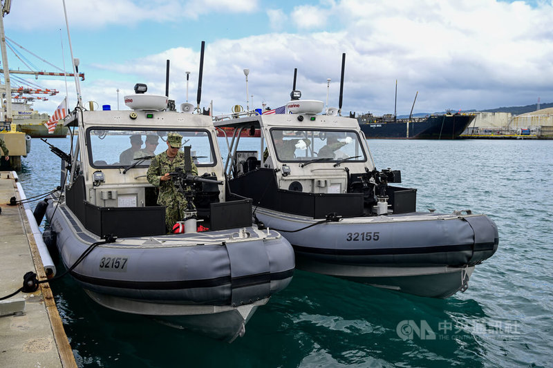 美國海岸防衛隊（U.S. Coast Guard）參與2024年環太平洋軍演（RIMPAC），巡邏艇靠岸整備。中央社特約記者Edward Bungubung檀香山攝 113年7月10日