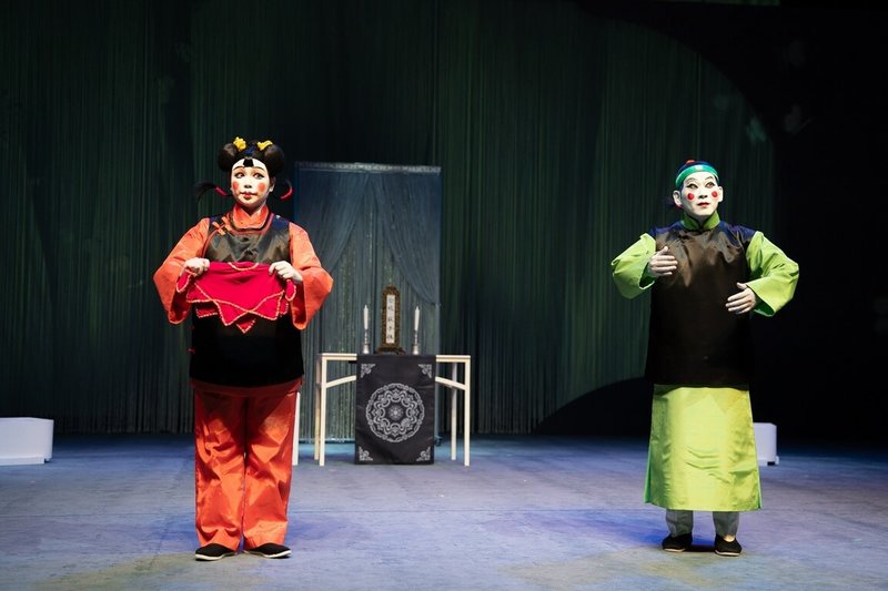 國光劇團以「魔幻京劇」為主題,7月前往馬來西亞吉隆坡與檳城帶來5齣經典折子戲,其中「試妻劈棺」描述莊子為測試妻子的忠貞,假死化身為楚國王孫,並透過賦予紙紮人靈魂,觀察妻子面對誘惑的行為。(國光劇團提供)中央社記者葉冠吟傳真 113年7月10日