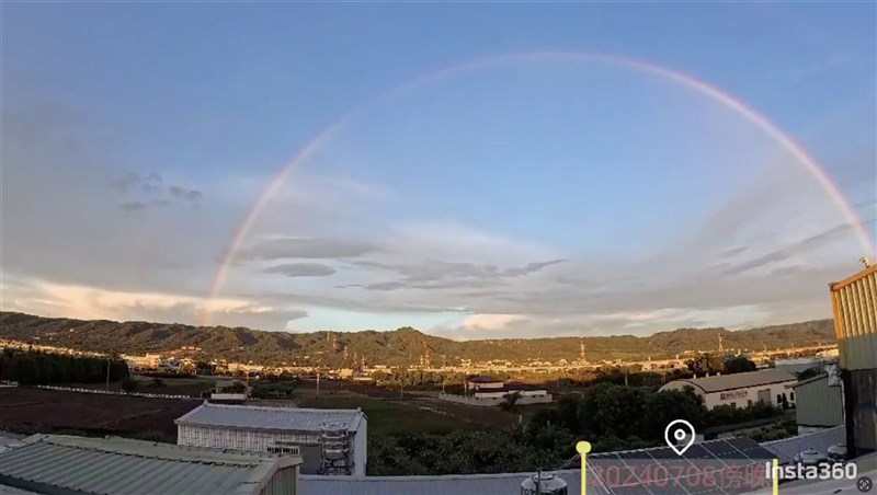 彰化縣1名社頭鄉民眾8日傍晚雨後，拍下一道大彩虹橫跨八卦山脈的影像，並上網分享引起網友討論。（呈鈞提供）中央社記者鄭維真傳真 113年7月10日