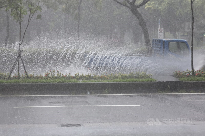 中央氣象署10日發布豪雨特報，午後對流雲系發展旺盛，台北市及新北市有局部大雨或豪雨發生的機率。圖為台北市內湖區一輛小貨車快速駛過濺起一大片水花。中央社記者翁睿坤攝 113年7月10日