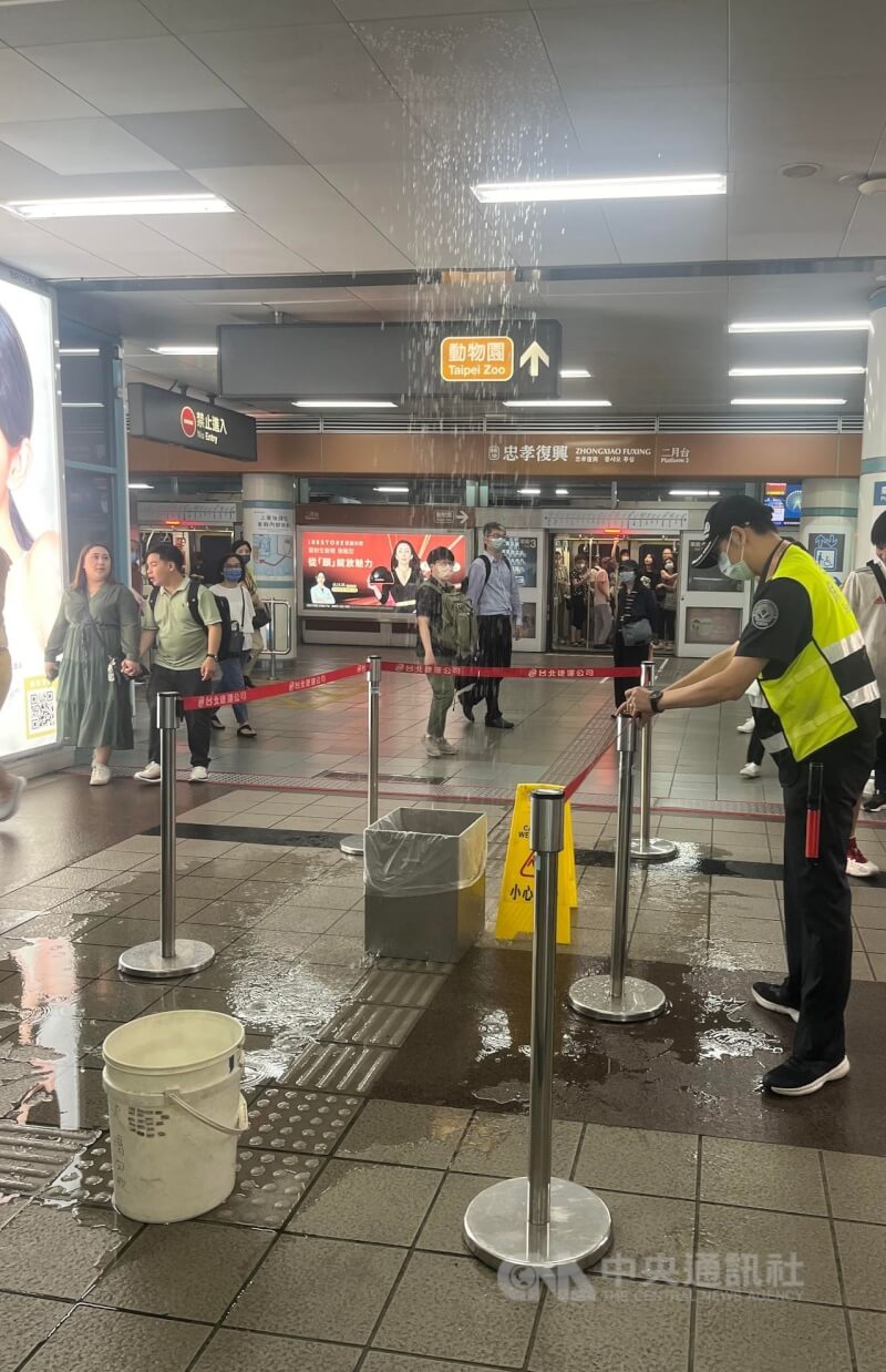 北市10日大雷雨，文湖線忠孝復興站天花板出現漏水。（中央社）