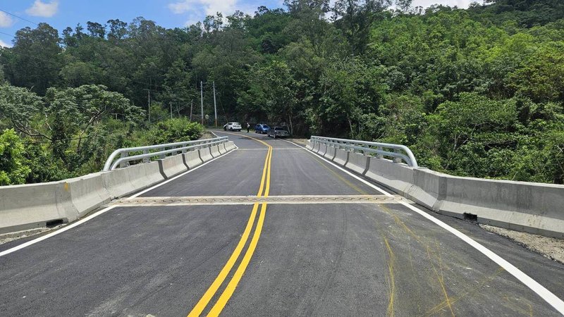 花蓮富里鄉羅山村「景平3號橋」因0918地震損壞嚴重，獲中央挹注經費原地重建，6月19日完工，恢復雙向通車。（花蓮縣政府提供）中央社記者李先鳳傳真  113年7月10日