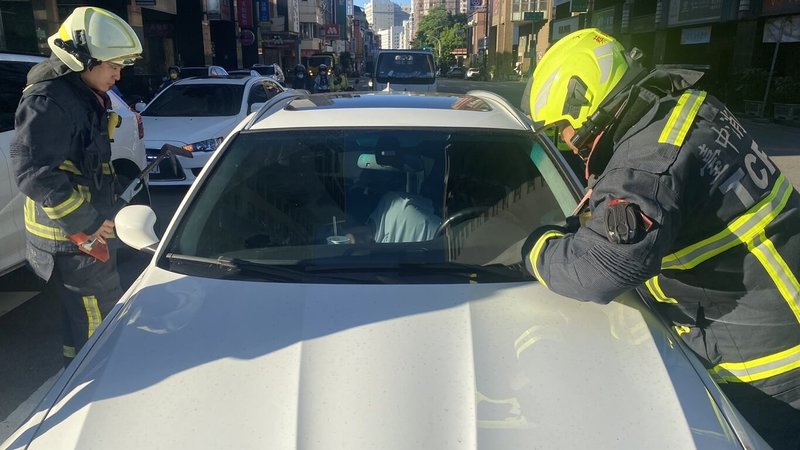 台中市北區10日上午有車輛停在路中，警方據報到場拍打車窗駕駛都無反應，最後擊破車窗駕駛才驚醒，並發現車內有大量毒品，全案移送法辦。（民眾提供）中央社記者郝雪卿傳真  113年7月10日