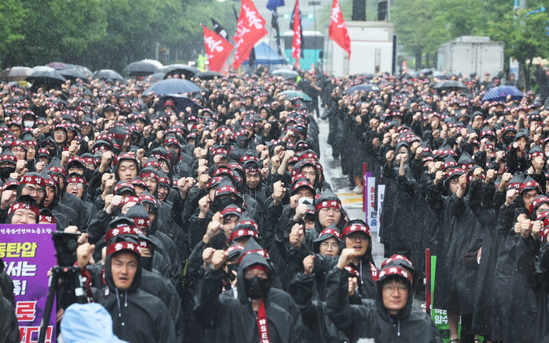 韓國三星電子工會發起罷工，成員8日聚集在京畿道華城市工廠前高喊口號。（韓聯社）