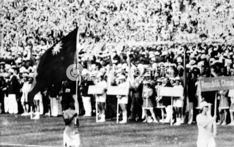 1972年慕尼黑奧運開幕式，中華民國代表團由紀政（前）高舉國旗進入會場。（中央社檔案照片）