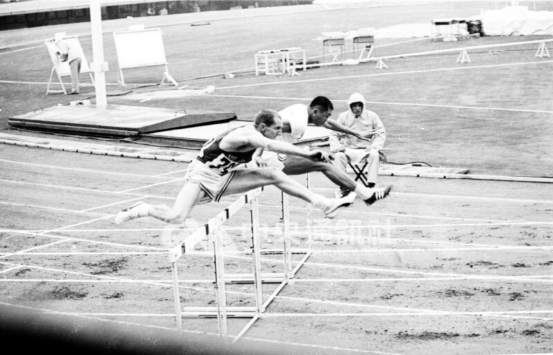 1964年奧運在日本東京舉行，楊傳廣（中）在十項運動中與美國選手競賽。（中央社檔案照片）