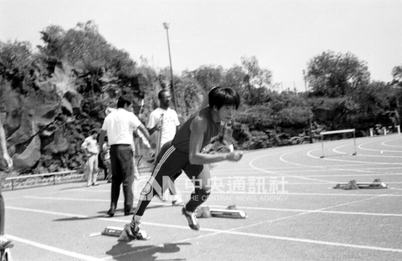 台灣女將紀政在1968墨西哥奧運女子跨欄奪銅。圖為紀政賽前練習畫面。（中央社檔案照片）