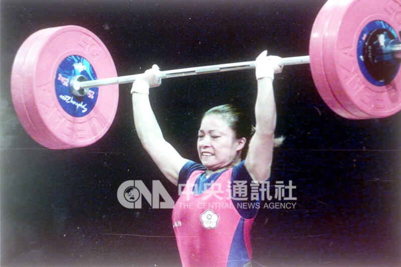 台灣選手黎鋒英在2000年雪梨奧運女子舉比賽中拿下銀牌。（中央社檔案照片）