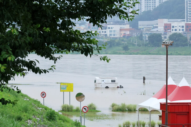 慶尚北道10日大雨，露營車遭淹。（韓聯社）