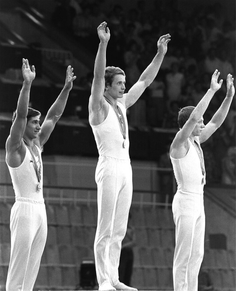 莫斯科奧運遭多國抵制，參賽國與人數較少，獎牌幾乎由地主蘇聯和東德壟斷。蘇聯男子體操選手狄特亞廷（中）拿下3金4銀1銅，曾是單屆最多獎牌紀錄保持人，也在奧運銀牌榜與其他2位選手並列第1。（美聯社）
