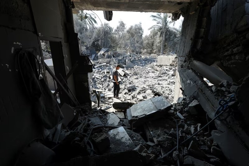 9日加薩地區遭以色列空襲後一片斷壁殘垣。（路透社）