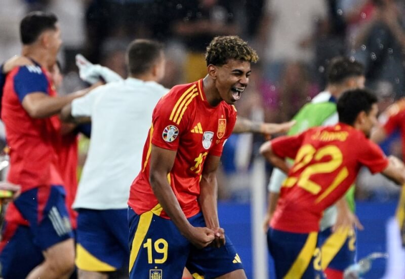 西班牙16歲小將亞馬爾（中）9日創下歐國盃史上最年輕球員進球紀錄。（路透社）