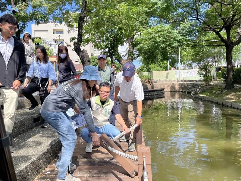 民進黨高雄市議員林智鴻（前右2）11日偕同當地里長及相關單位代表，前往曹公圳沿岸會勘。（林智鴻提供）中央社記者蔡孟妤傳真  113年7月11日