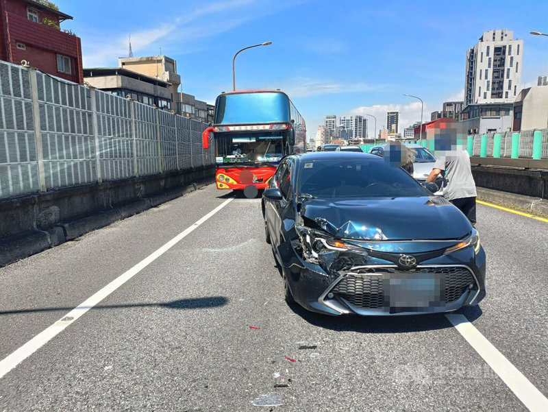 民進黨台北市議員顏若芳11日開車跑行程時，在市民高架道路遭後方遊覽車追撞，導致車輛嚴重受損，手部輕微拉傷。（翻攝畫面）中央社記者劉建邦傳真  113年7月11日