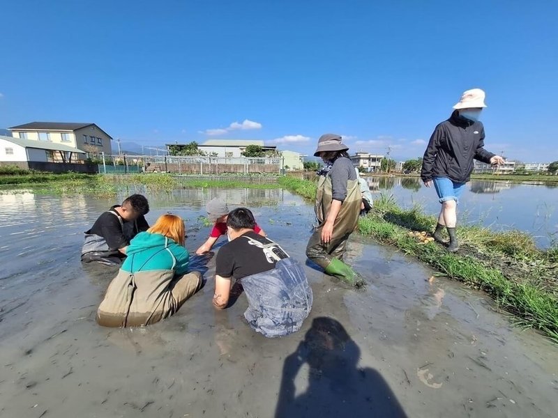 教育部110年起在宜蘭縣推動「高級中等學校中途離校學生中介教育措施計畫」，提供多元活動與課程，協助中途離校的學生找尋學習興趣和潛能，釐清人生方向。圖為服務學習活動課程。（教育部提供）中央社記者陳至中台北傳真  113年7月11日