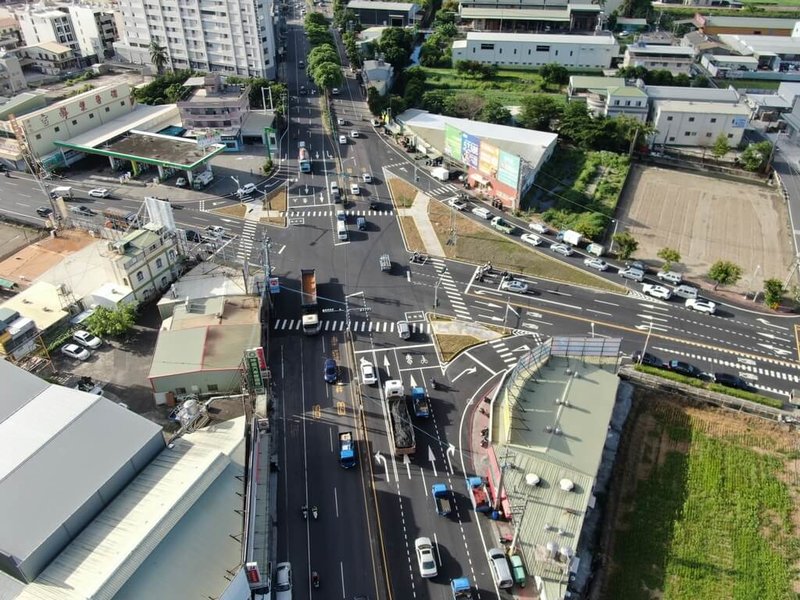 高雄市萬丹路、至學路與光明路路口是大寮區內的交通樞紐，但動線複雜，工務局重新改造路口，近日完工，同時也重新刨鋪路面，並將路口原有阻擋視線的植栽一併移置後，陸續以草皮綠美化。（高雄市工務局提供）中央社記者蔡孟妤傳真  113年7月11日