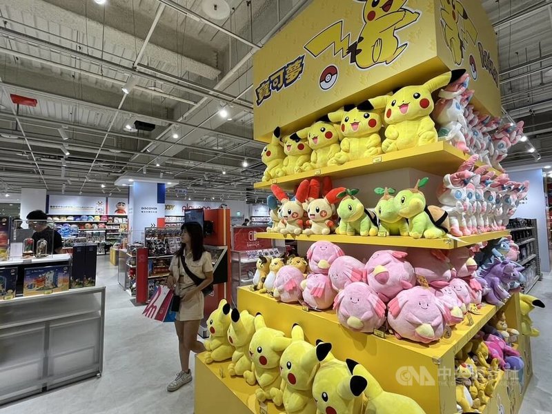 暑假期間百貨旅宿以遊戲、樂園等活動搶攻親子客,高雄夢時代內的玩具反斗城全新改裝,10日正式開幕,成為南台灣首家新概念旗艦店。中央社記者林巧璉攝 113年7月11日