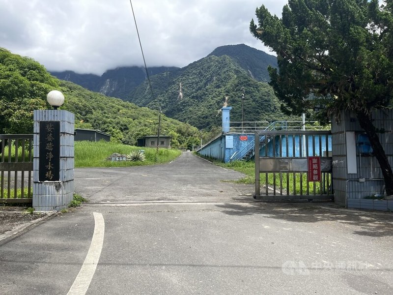 花蓮娑婆礑溪供應花蓮市、吉安、新城及秀林鄉用水,但0403強震後,原水上游多崩坍,加上強降雨影響,濁度飆升。自來水公司第九區管理處規劃提升淨水場設備效能、增設加壓站及開發新水源,3措施因應。中央社記者張祈攝 113年7月11日