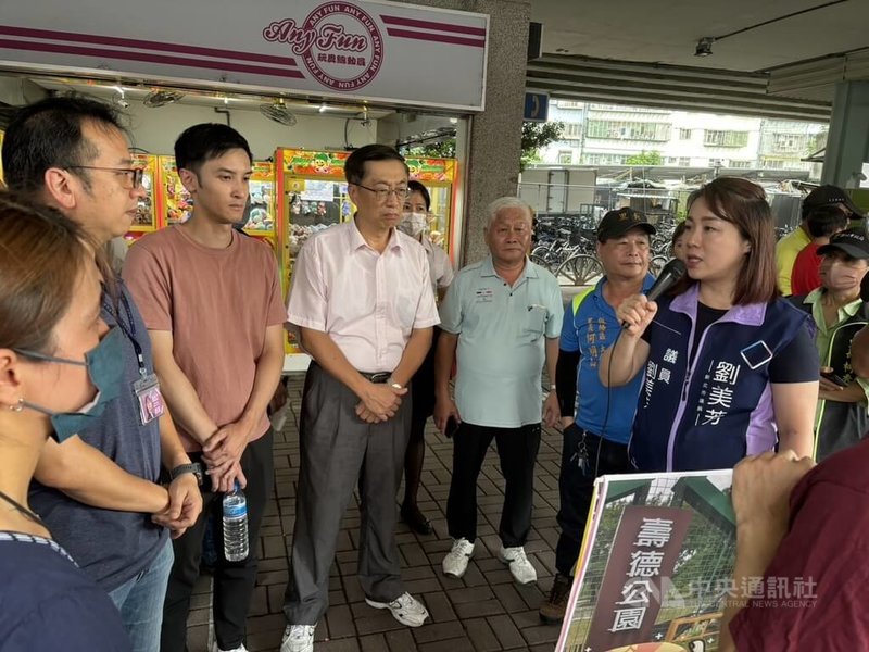 國民黨新北市議員劉美芳（前右）11日會同多名里長、市府水利局及板橋區公所到台鐵浮洲車站周遭辦理「浮洲地區大雨積水案」會勘，討論如何解決浮洲地區在強降雨下的積淹水問題。中央社記者高華謙攝  113年7月11日