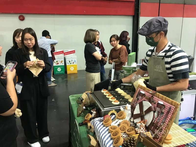 第20屆泰國連鎖加盟展11日起到14日在曼谷登場,經濟部率領10家業者參加連鎖加盟展,台灣的車輪餅吸引不少泰國業者駐足。中央社記者呂欣憓曼谷攝 113年7月11日