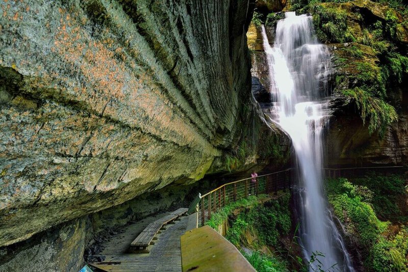 嘉義縣梅山鄉瑞峰村竹坑溪步道以峭壁與瀑布聞名，其中龍宮瀑布與雷音瀑布屬懸谷形瀑布，大雨過後景象令人驚艷的水瀑由高處傾瀉而下，令人嘆為觀止。（嘉義縣文觀局提供）中央社記者蔡智明傳真  113年7月11日