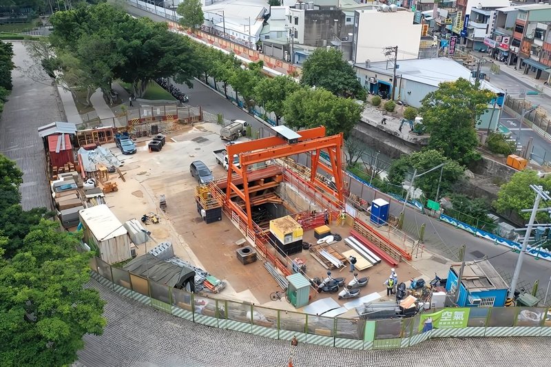 桃園市政府捷運工程局11日表示,捷運綠線八德區地下段通風豎井工程為保護具百年歷史的桃園大圳渠道,通風廊道採用「管冪工法」穿越大圳下方,除可維持大圳排水灌溉,也能避免妨礙行車、維持交通順暢。(桃園市政府捷運工程局提供)中央社記者吳睿騏桃園傳真 113年7月11日