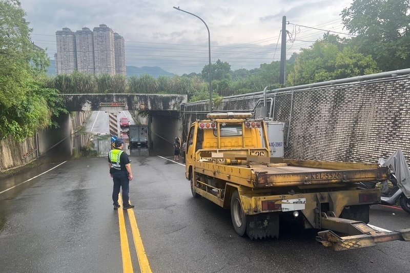 基隆市七堵區11日午後降下大雨，一度造成當地堵南1-1地下道涵洞積淹水，有貨車不慎拋錨。轄區警方獲報派員到場管制交通；至晚間6時許水位消退，目前已恢復正常通行。（警方提供）中央社記者沈如峰基隆傳真  113年7月11日