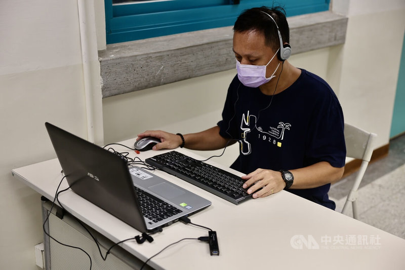113學年度大學分科測驗12、13日將登場,大考中心11日下午開放查看試場,台灣大學特殊試場共有54名考生,障礙別以「雙重及多重障礙」人數最多。圖為試務人員測試為特殊考生準備的電腦設備。中央社記者王飛華攝 113年7月11日