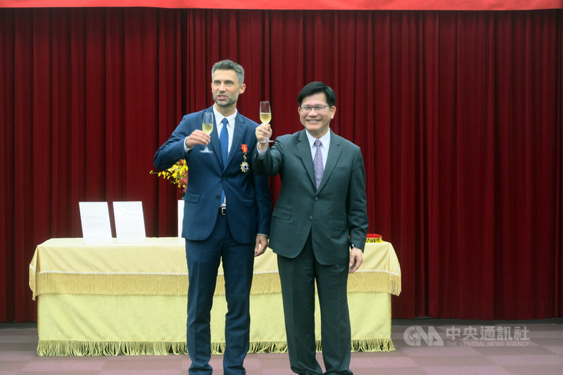 外交部長林佳龍11日頒贈「睦誼外交獎章」予歐洲經貿辦事處處長高哲夫(Filip Grzegorzewski),兩人共同舉杯慶祝。中央社記者吳書緯攝 113年7月11日