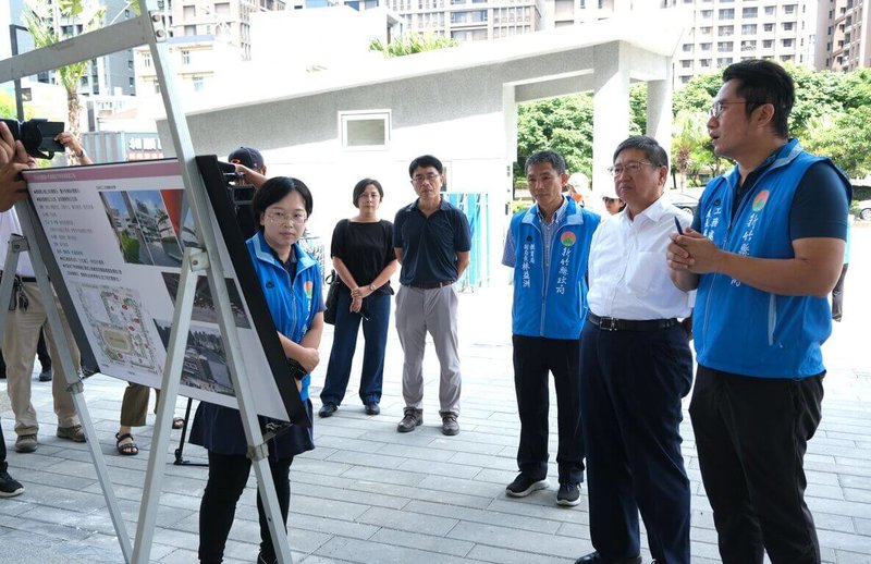 新竹縣竹北市嘉豐國小校舍暨地下停車場工程預計7月底可完工，盼打造良好學習空間與環境，新竹縣長楊文科（右2）11日前往視察了解工程進度。（新竹縣政府提供）中央社記者郭宣彣傳真  113年7月11日