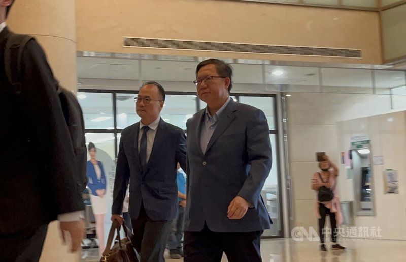 前桃園市長、已辭海基會董事長的鄭文燦(前右)涉貪,桃園地方法院11日下午第3度開羈押庭,鄭文燦提早抵達,面對媒體提問不發一語。中央社記者葉臻攝 113年7月11日