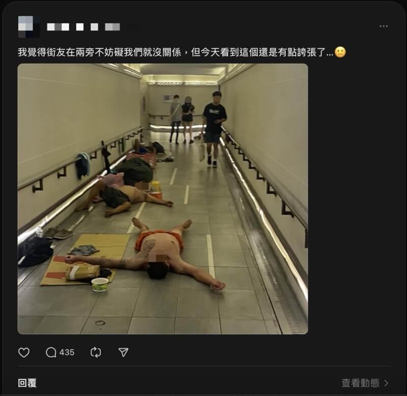 有網友在網路社群Threads分享街友打赤膊躺睡新竹火車站「前後站地下道」照片，引發熱議。（翻攝畫面）中央社記者魯鋼駿傳真 113年7月11日