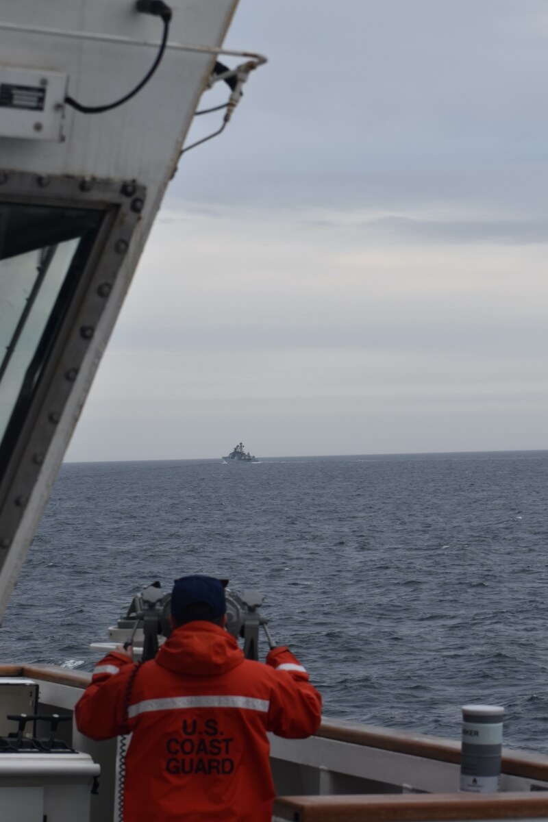 圖為2022年9月，美國海岸防衛隊金波號船員觀察外國船隻。（圖取自facebook.com/USCGAlaska）