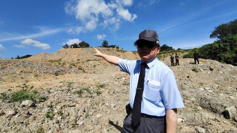 苗栗縣後龍鎮龍港段某山坡地遭不法業者濫倒營建廢棄土，苗栗地檢署11日會同縣府相關局處勘查，發現整個山坡地至少有一半遭濫倒的土方掩埋，幾乎快填平。中央社記者管瑞平攝  113年7月11日