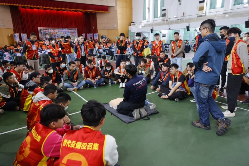 圖為3月台南市替代役備役男初級救護員複訊演訓召集，備役役男學習CPR急救。（圖取自內政部網頁dca.moi.gov.tw）