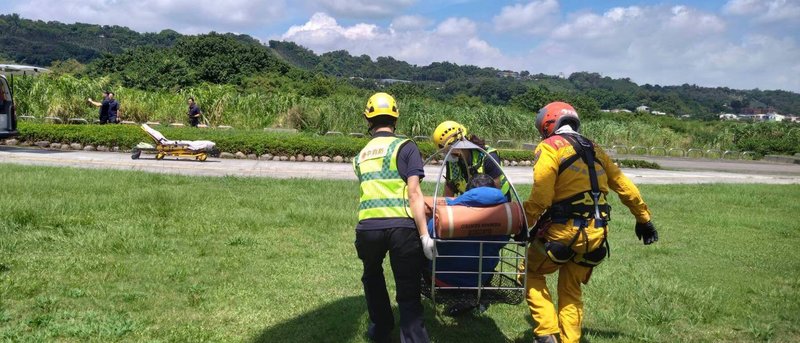 苗栗縣泰安鄉1名登山客背部受傷，空中勤務總隊11日出動直升機飛往九九山莊，以吊籃將他吊掛上機，並在東勢河濱公園落地，隨後交由救護人員送醫。（空勤總隊提供）中央社記者趙麗妍傳真  113年7月11日