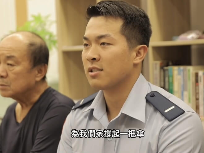 空軍選員就讀美國空軍官校學生徐皓明（前）以影片感謝各界在艱難時刻為他撐起一把傘。（圖取自facebook.com/cafhq）