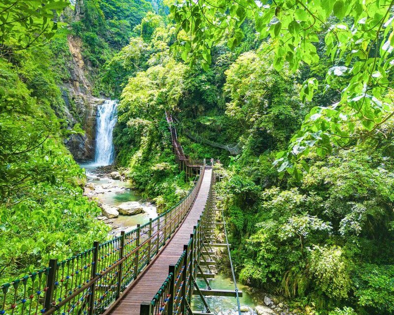 觀音瀑布位於嘉義縣竹崎鄉文峰村,四周群山環繞,民眾無需攀爬只要順著步道走,就能輕鬆欣賞美景。(嘉義縣文觀局提供)中央社記者蔡智明傳真 113年7月11日