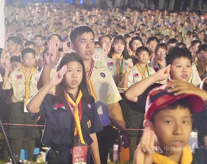 睽違6年，第12次全國童軍大露營10日起在台南走馬瀨農場舉行，童軍們11日在晚會上三指敬禮。中央社記者董俊志攝  113年7月11日