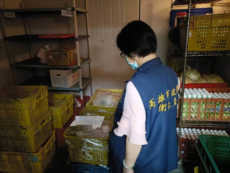 高雄市某冷凍食品公司販售過期肉品，流入洲際酒店、聯上大飯店、台鋁、新興區悅品等4家飯店；高雄市衛生局查獲並封存11.4公噸逾期肉品，並加重裁罰販售業者新台幣840萬元。（高雄市衛生局提供）中央社記者林巧璉傳真 113年7月12日