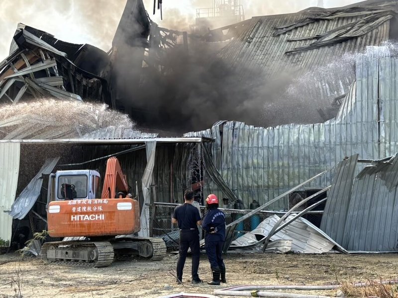 高雄岡山本洲工業區工廠12日上午因廢棄油渣引燃發生火警，消防局灌救2小時滅火，幸無人受傷。（高雄市消防局提供）中央社記者洪學廣傳真  113年7月12日