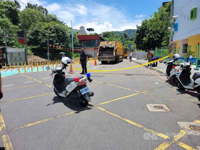 新北市環保局一輛垃圾車12日中午行經土城區時與機車發生碰撞，警消到場後，發現騎士已呈現OHCA（到院前心肺功能停止），送醫搶救仍宣告不治。（翻攝照片）中央社記者楊侃儒傳真  113年7月12日