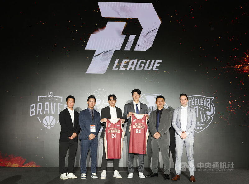 台灣職籃P. LEAGUE+ 選秀會12日晚間在台北登場,台南台鋼獵鷹隊首輪第2順位以榜眼籤選入政大射手李允傑(右3)、第5順位再選入台灣體育大學張志豪(左3)。中央社記者張新偉攝 113年7月12日